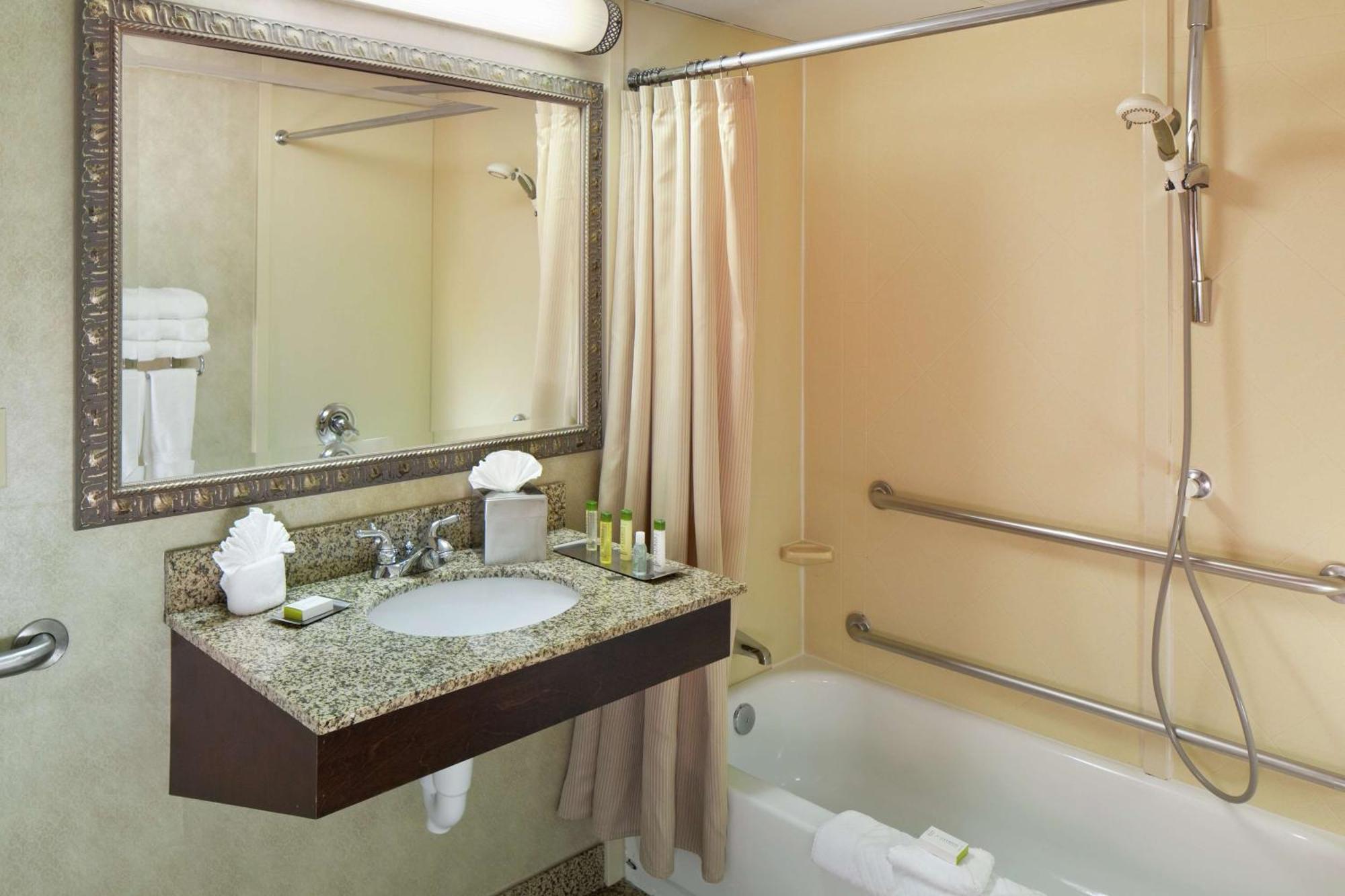 Doubletree By Hilton Boston-Milford Hotel Екстериор снимка